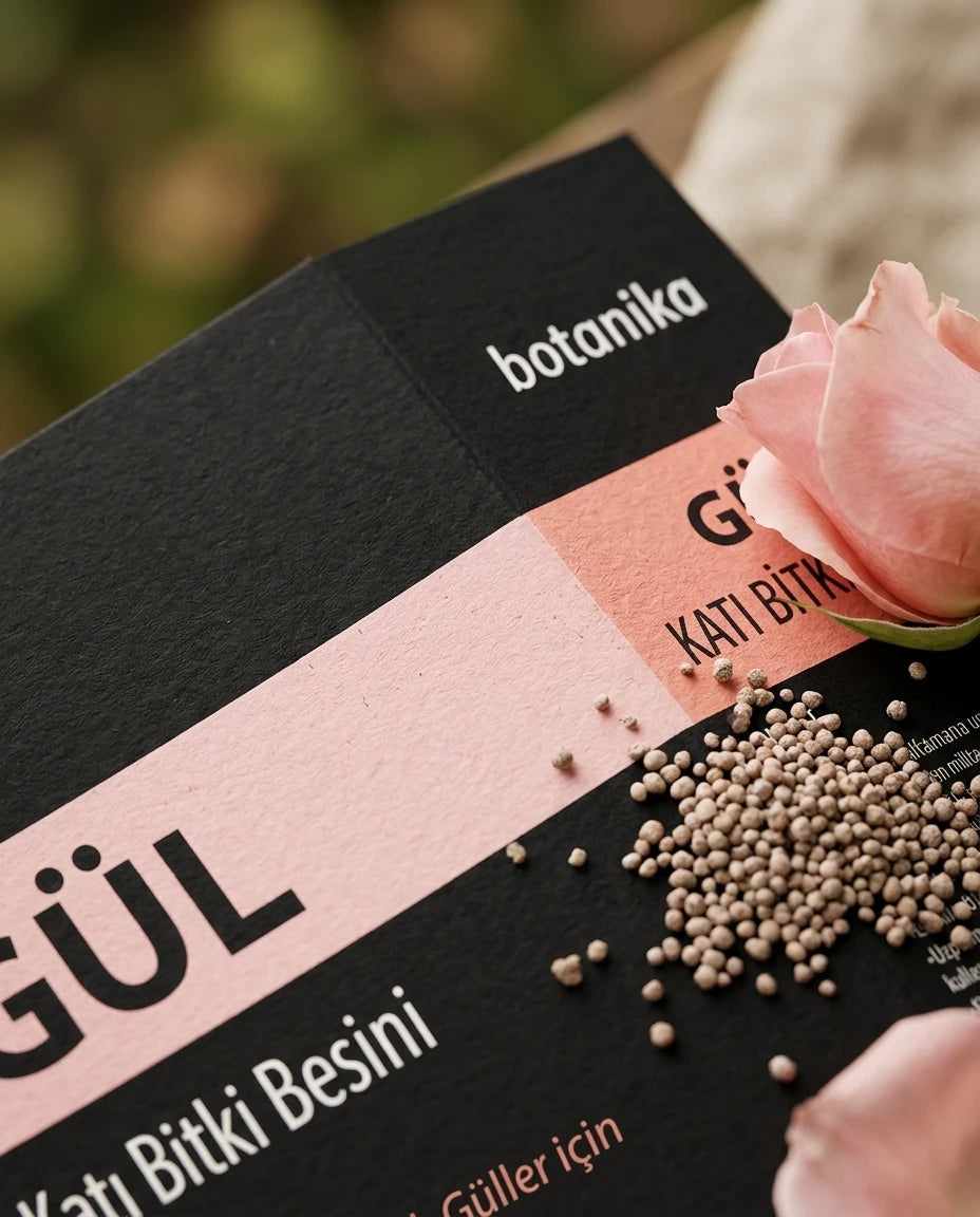 Yapı Market Nalbur Botanika gül için granül katı bitki besini siyah pembe paketi, gübre tanecikleri ve pembe gül.