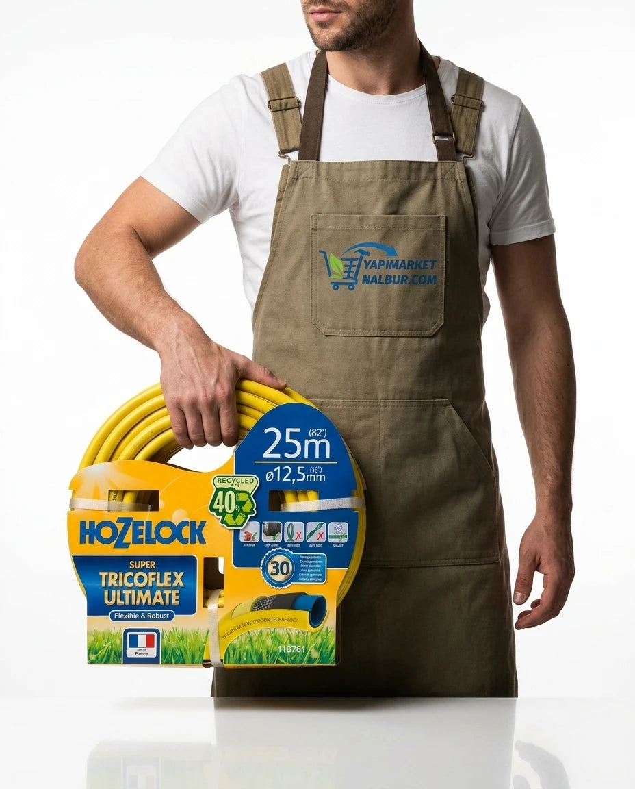 Yapı Market Nalbur önlüklü kişinin taşıdığı 25 metre sarı Hozelock Super Tricoflex Ultimate bahçe hortumu.